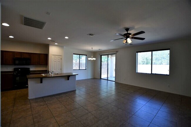 Foto del edificio - 4 Bed 2.5 Bath in Power Ranch! Hurry on this one, Corner lot!