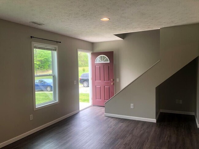 Main entrance - 859 Littlebrook Rd