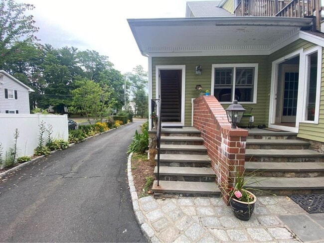 Building Photo - 101 Ponus Ave