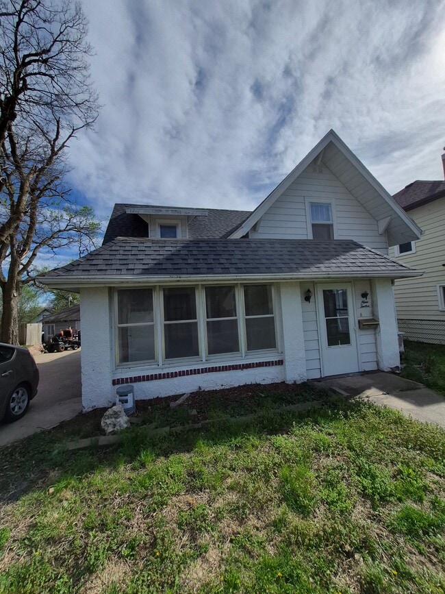 Building Photo - 912 8th St