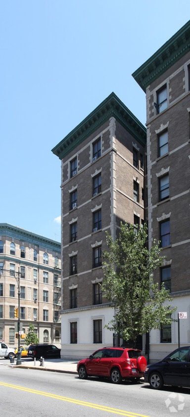 Primary Photo - 320 Manhattan Ave