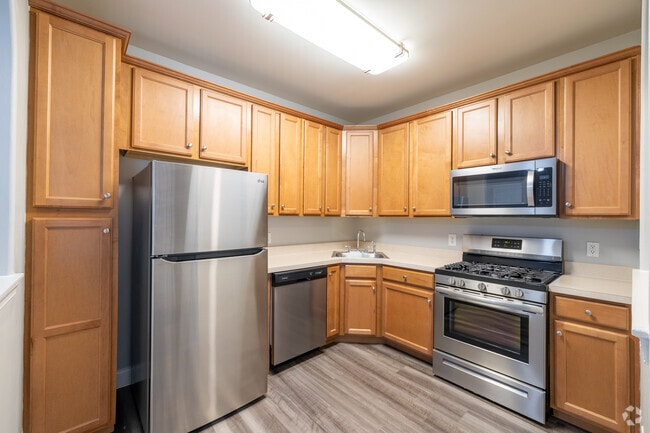 1BR, 1.5BA - 816SF - The Andover - Kitchen - Warren Heights