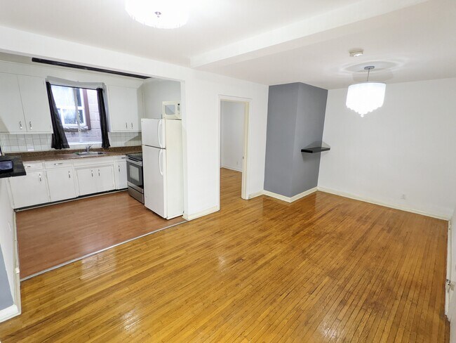 Photo du bâtiment - 2bd, 1Bath 5 minutes walk to Eglinton W Subway