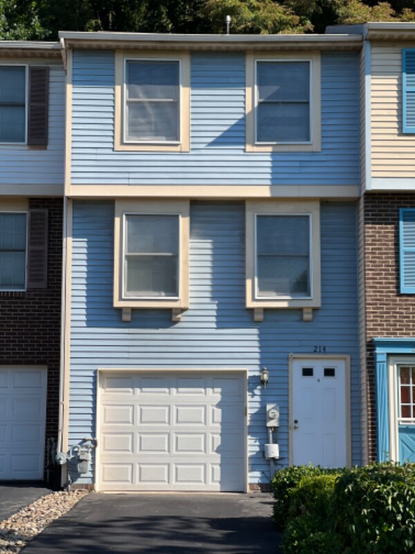 Foto principal - 214 Shady Ridge Dr