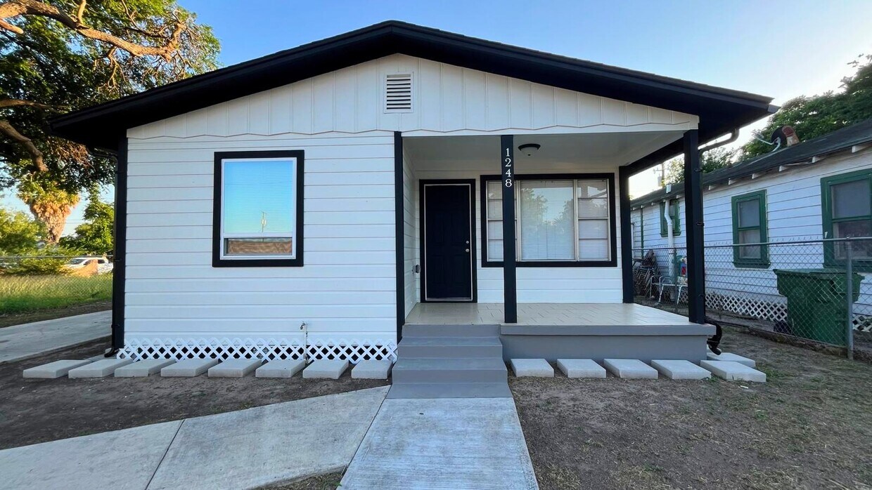 Foto principal - 1248 E Jackson Ave