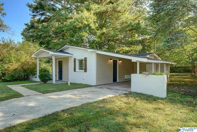 Building Photo - THREE BEDROOM / 1 1/2 BATH HOME