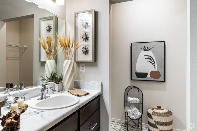 2BR, 2BA - 1050SF - 97 @ North Oak