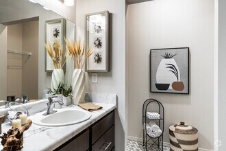 2BR, 2BA - 1050SF - 97 @ North Oak
