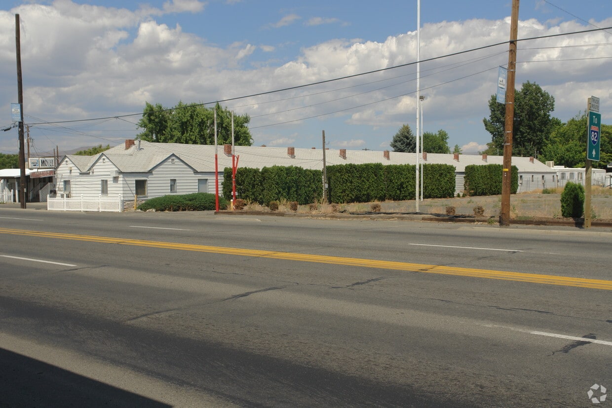 Building Photo - 3107 Main St