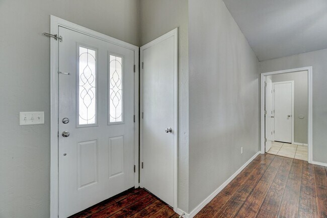 Foto del edificio - Desirable 3-Bedroom Home with Elegant Upgr...