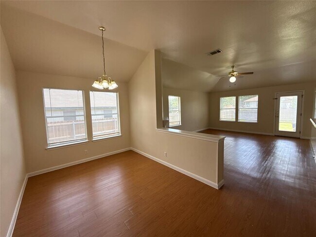 Foto del edificio - 122 Little Lake Rd