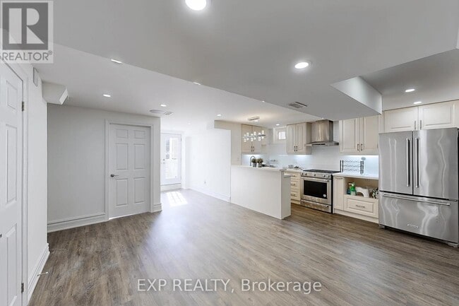 Building Photo - 106 Royview Crescent