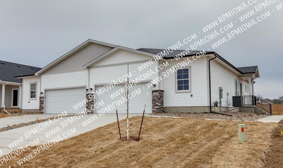 Foto principal - CHARMING TOWNHOME! 3 Bedrooms and 3 Bathro...