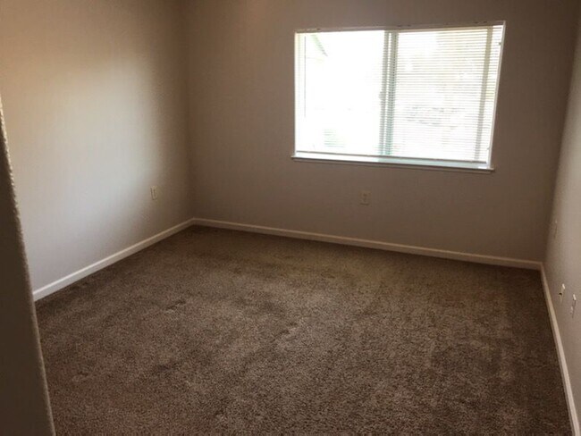 Building Photo - Nice 2 bedroom Windsor Townhouse