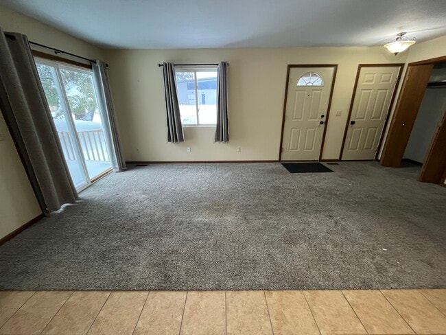 Foto del edificio - 633 Airway Dr