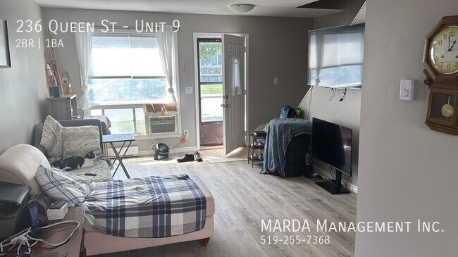 Building Photo - NEWLY RENOVATED 2 BED/1 BATH TOWNHOUSE - I...