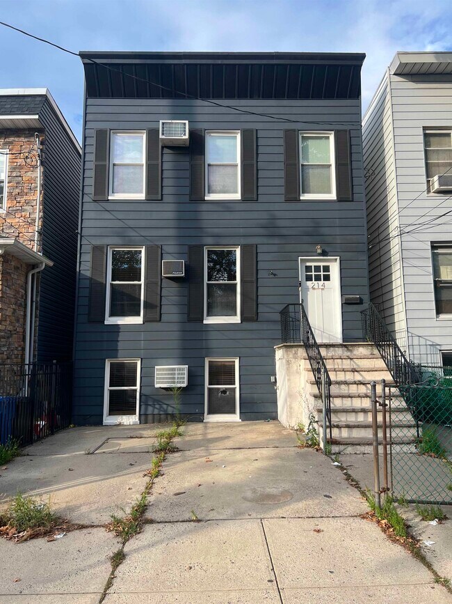 Building Photo - 214 North St