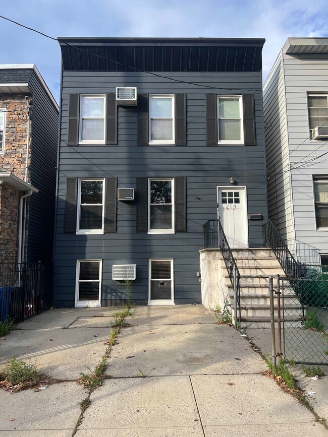 Building Photo - 214 North St