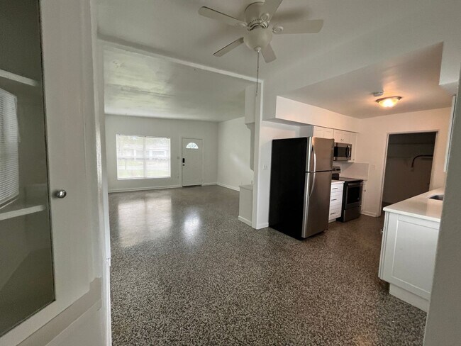 Foto del edificio - 3 Bed 2 Bath Home with Pool -  Available Now!