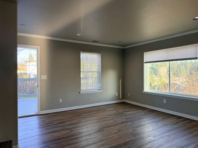 Building Photo - 12 Lake Louise Dr SW