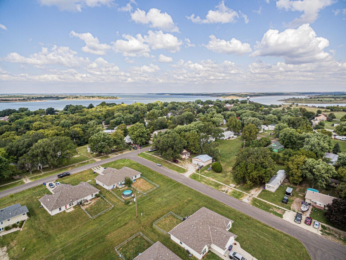 Primary Photo - Walking distance to Milford Lake!
