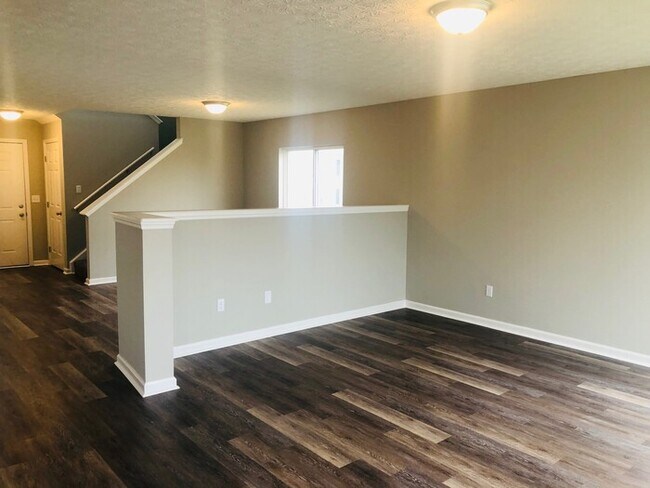 Foto del edificio - Massive 5 bedroom Home in Englewood!