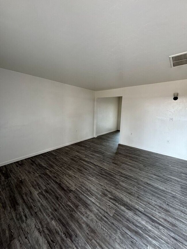 Building Photo - 350 N Silverbell Rd