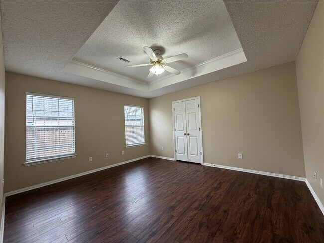 Foto del edificio - 2616 Meadow Lake St