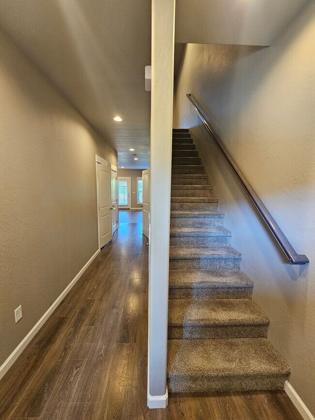 Foto del edificio - Beautiful Townhome!
