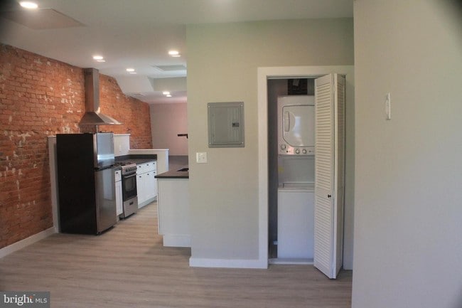 Building Photo - 2006 Pine St