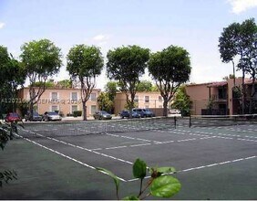 Building Photo - 10818 N Kendall Dr