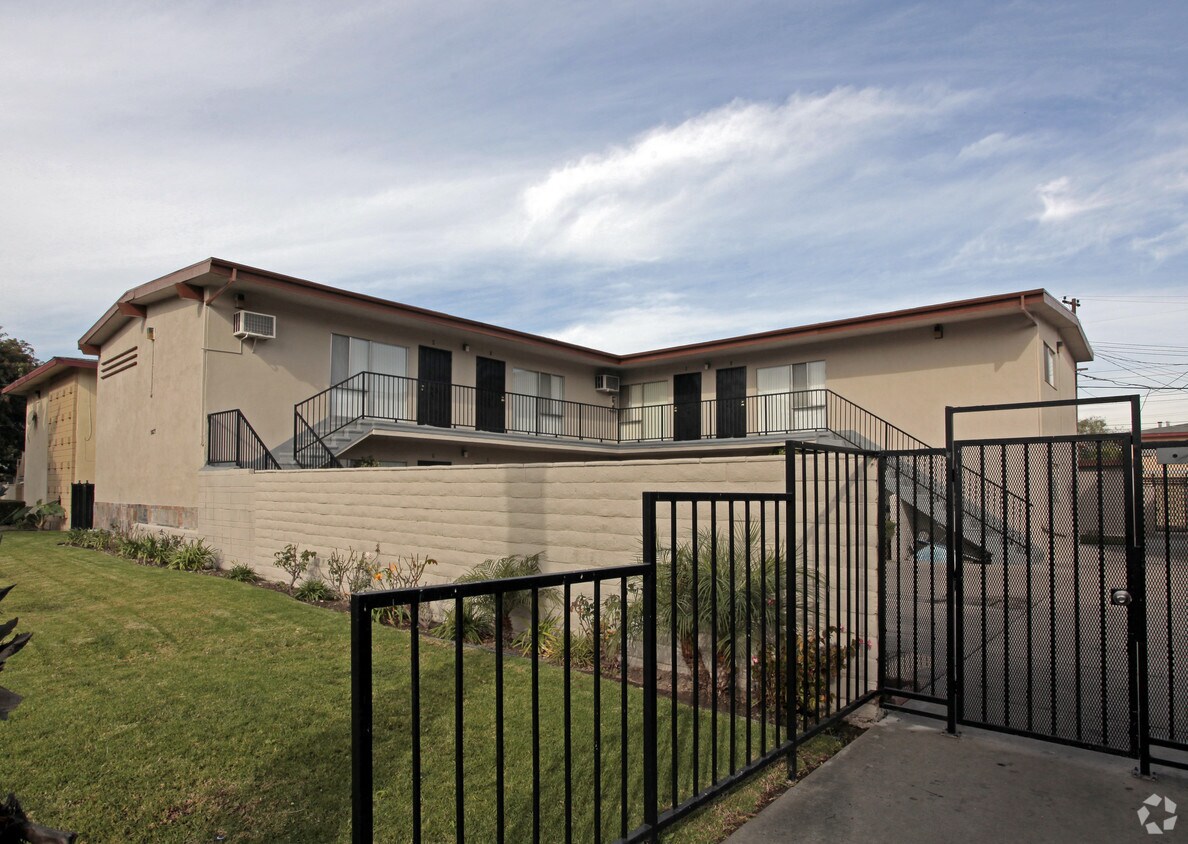 Building Photo - 1821 W Sallie Ln