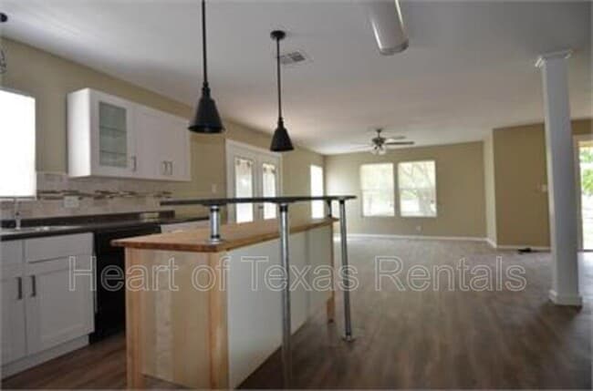 Foto del edificio - 215 Parsons Ln