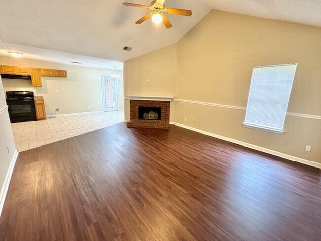 Building Photo - LindseyLeafCv7141