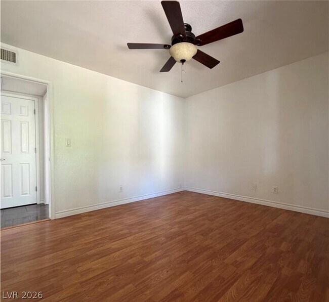 Foto del edificio - 5044 River Glen Dr