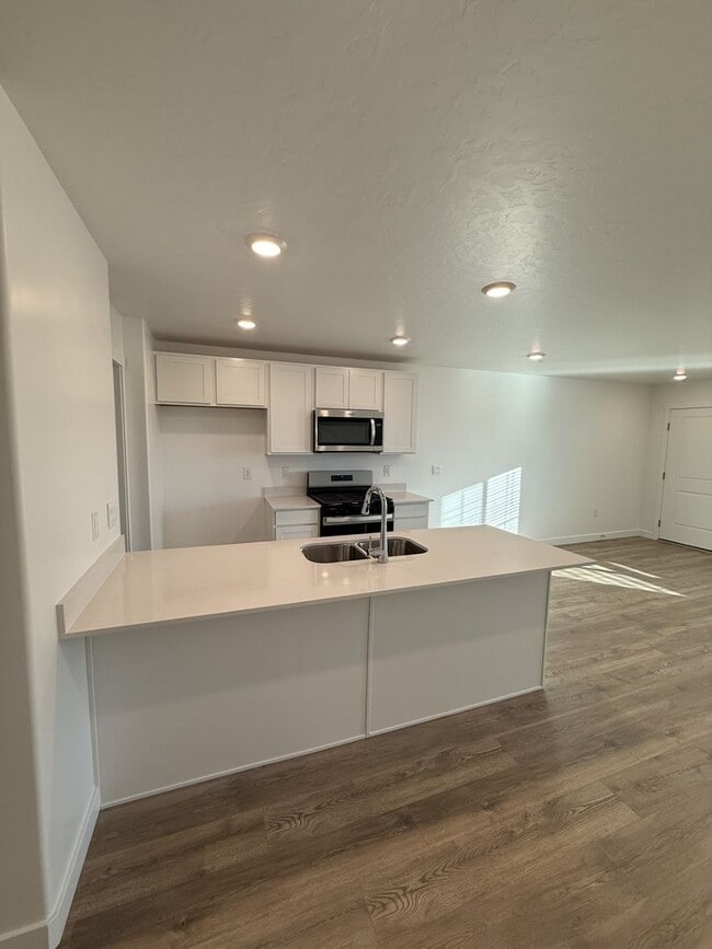 Foto del edificio - Brand New Beautiful Town Home in Salem, UT