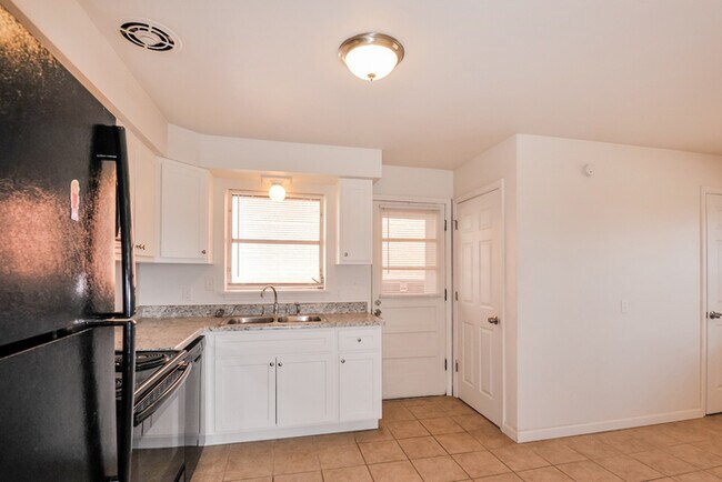 Building Photo - Fantastic 3bd/1.5ba home! Let yourself in!