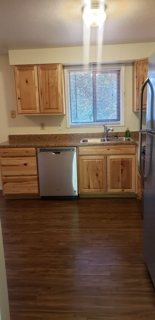 Foto del edificio - 3 bedroom, 2 bath plus family room duplex-...