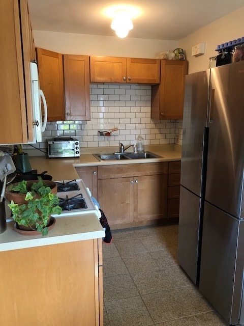 kitchen - 946 E Johnson St