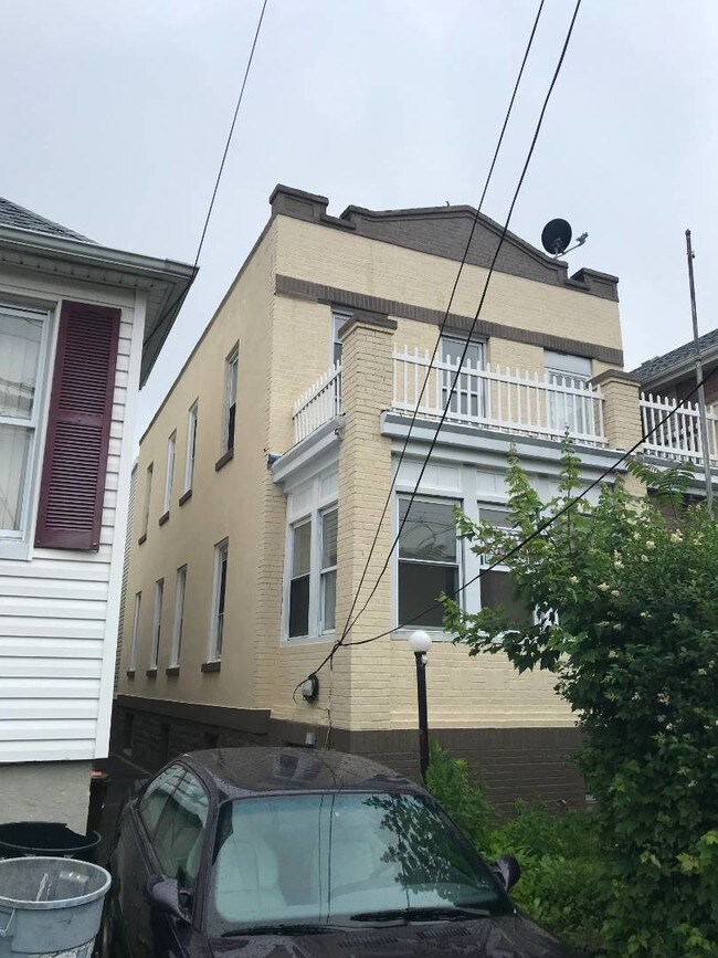 Building Photo - 3048 Wilson Ave