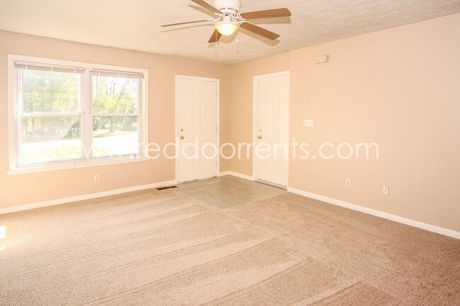 Building Photo - PENDING APPLICATIONS! Camby 2 BD, 1.5 Bath...