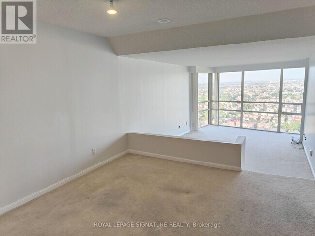 Photo du bâtiment - 50 Eglinton Ave W