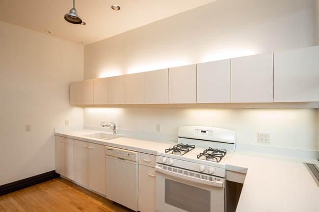 Kitchen - 2546 W Logan Blvd