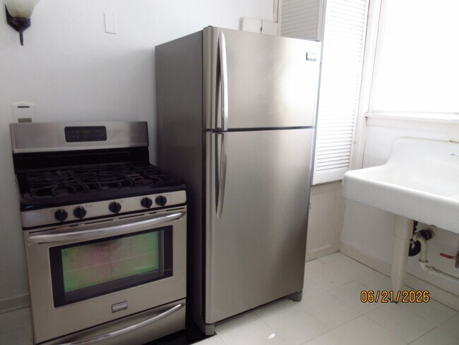COCINA Y REFRIGERADOR - 4911 Dockweiler St