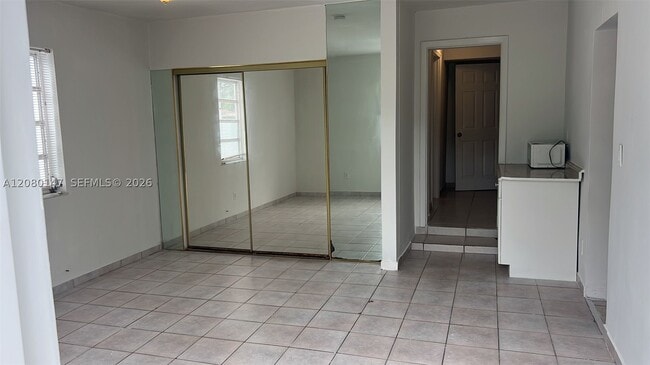 Building Photo - 526 SW 64th Ct