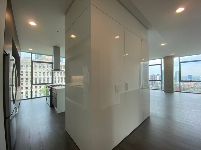 Building Photo - 225 W Hubbard St