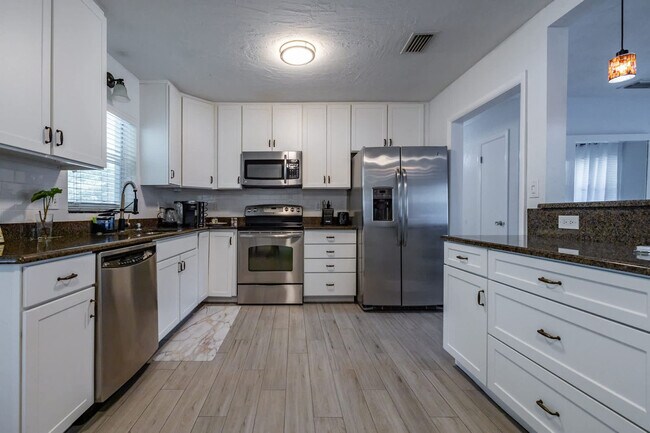 Foto del edificio - 208 Woodbine Ave