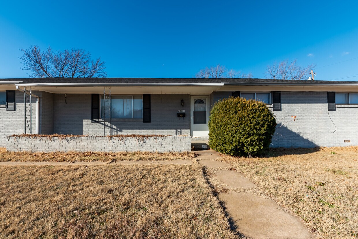 Primary Photo - 2711 S Glenn Ave