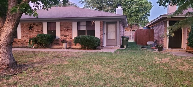 Building Photo - 1919 Tanglewood Dr