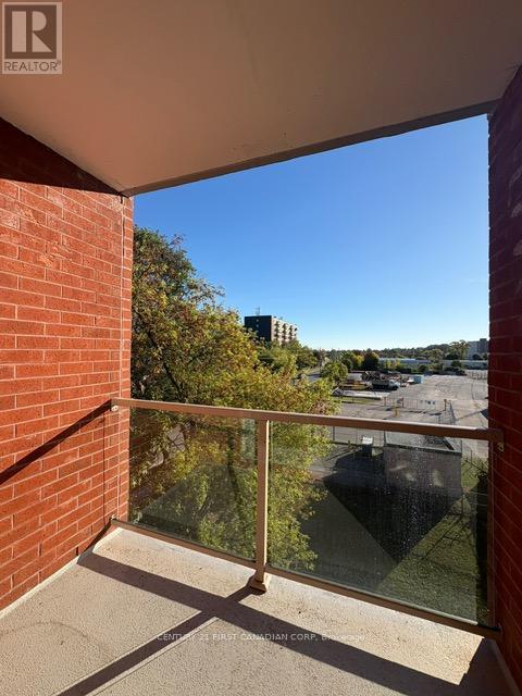 Photo du bâtiment - 77-577 Base Line Rd W